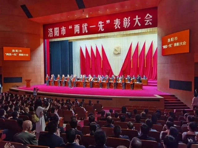 智博喜訊丨智博集團(tuán)黨支部書記、董事長(zhǎng)吳全君獲得“洛陽市優(yōu) 秀共 產(chǎn)黨員”稱號(hào)